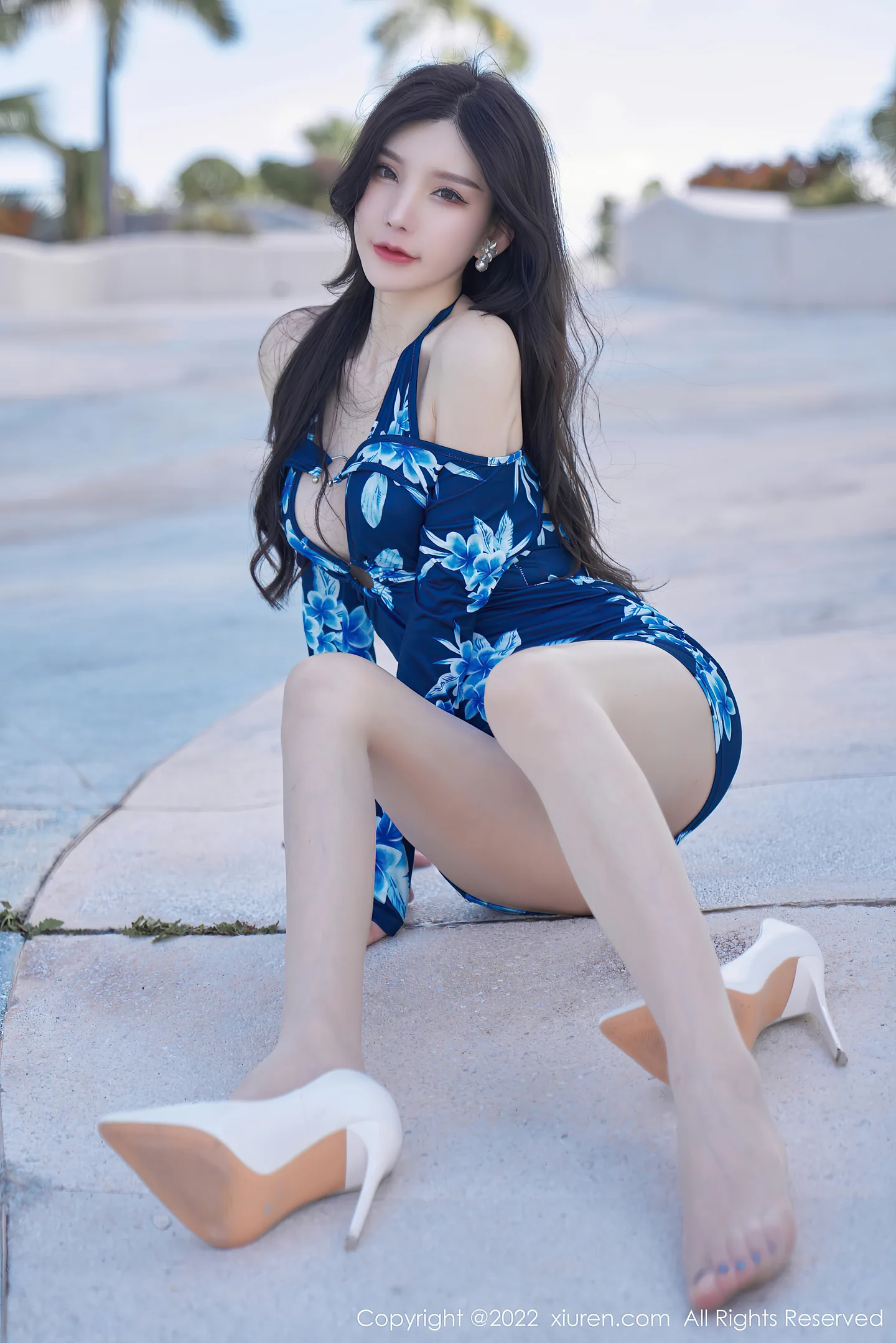 图片[4]-[XiuRen秀人网]VOL.4563 女神周于希Sally三亚旅拍性感蓝花纹连身衣秀翘臀美腿诱惑写真72P-秀人网官方网站